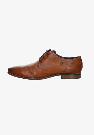 Brauner Herrenschuh aus Leder mit spitzer Spitze, schwarzen Schnürsenkeln, niedrigem gestapeltem Absatz und dekorativen Stichen an der Seite.
