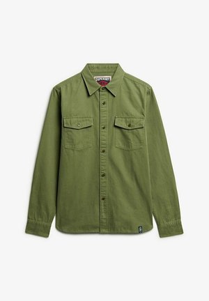 Zielona koszula z guzikami, wykonana z bawełny. Posiada kołnierzyk, dwie kieszenie na piersiach z klapką i zapięciem na guzik oraz metkę z logo wewnątrz dekoltu.