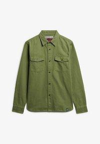 Grüne button-up Hemd aus Baumwolle. Verfügt über einen Kragen, zwei Brusttaschen mit Klappe und Knopfverschluss sowie einem Markenschild im Ausschnitt.