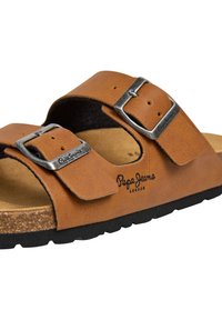 Tanlæder slidssandal med to justerbare sølvspænder og sort "Pepe Jeans London"-logo på siden, kork-fodbed og sort sål.