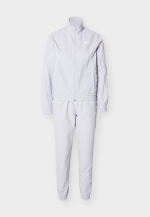 Tuta Puma grigio chiaro con giacca a collo alto con zip e polsini elasticizzati su maniche e pantaloni.