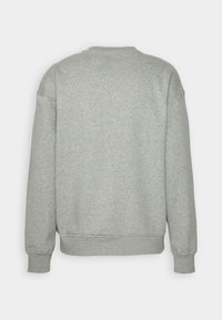 Pullover in cotone grigio con scollo rotondo, maniche lunghe e polsini a costine. La parte posteriore è liscia e presenta una texture morbida.