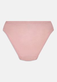 Lys rosa bomull bikinitruse med en jevn tekstur og blondekant rundt midjen og benåpningene.