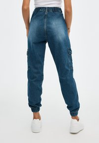 INSIDE MOM  - Vaqueros tapered - azul