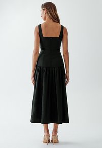 WILLA QIN - Maksikleit - black