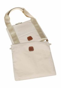 Borsa tote in tessuto beige con due scomparti con zip, manici beige e accenti in pelle marrone. Texture liscia e design semplice.