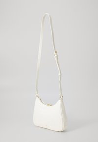 Borsa a spalla bianca realizzata in materiale sintetico testurizzato con motivo coccodrillo. Caratterizzata da una chiusura a zip e una tracolla regolabile.