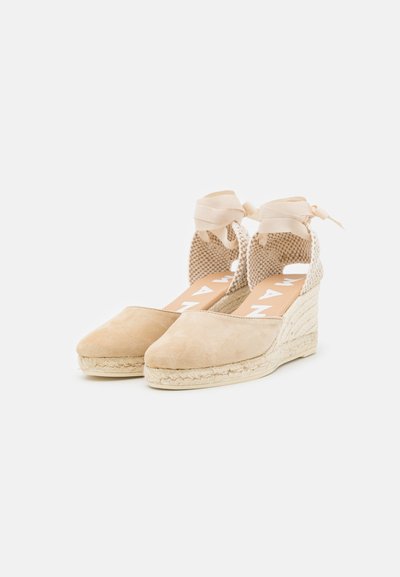 Wedge espadrilles in suede beige con tacco intrecciato, lacci alla caviglia in raso e design della punta liscia e arrotondata.