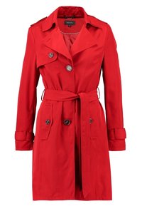 Trench rojo hecho de material ligero, con botones de doble botonadura, cintura ajustada con cinturón y hombreras en los hombros.