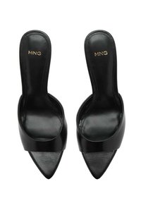 Sandales glissantes en cuir noir avec un bout pointu, dotées d'une large bride sur le coup de pied. Nom de la marque "MNG" embossé en doré sur la semelle intérieure.