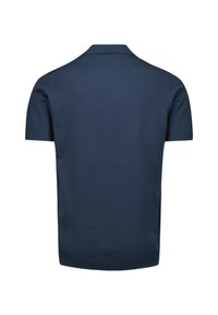Polo bleu marine à manches courtes avec col classique, vu de dos sur fond blanc.