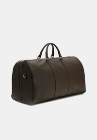 Dunkelbraune Duffel-Tasche aus glattem Material, mit zwei Tragegriffen, einem oberen Reißverschluss und kontrastierenden Nahtdetails.