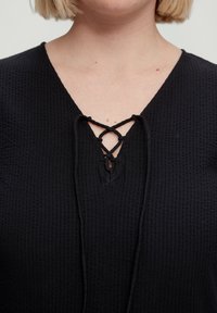 Triangle AUS SEERSUCKER - Blusa - schwarz