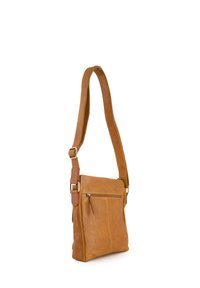 Hnědá kožená crossbody taška s nastavitelným popruhem, hladkým povrchem, přední zipovou kapsou a hnědými akcenty. Minimalistický obdélníkový design.