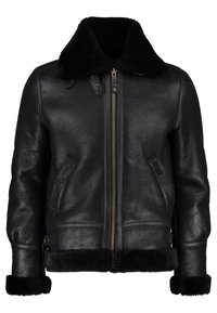 Chaqueta de cuero negra con un suave cuello de piel sintética negra, cremallera frontal, bolsillos laterales y una superficie ligeramente texturada. Presenta puños forrados de piel.