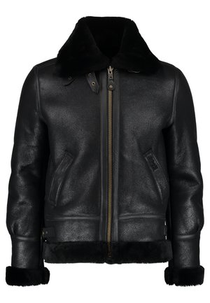 Chaqueta de cuero negra con un suave cuello de piel sintética negra, cremallera frontal, bolsillos laterales y una superficie ligeramente texturada. Presenta puños forrados de piel.