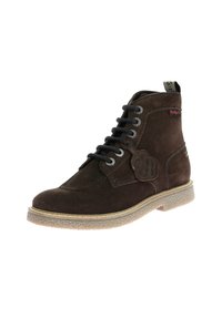 Bota de ante marrón con cordones negros, un collar acolchado y una suela texturada en color crema. Presenta una etiqueta decorativa y un logotipo en el lateral.