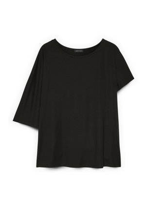 Schwarzes Kurzarmshirt mit rundem Ausschnitt und asymmetrischen Ärmeln, die auf der linken Seite etwas breiter sind, vor weißem Hintergrund dargestellt.