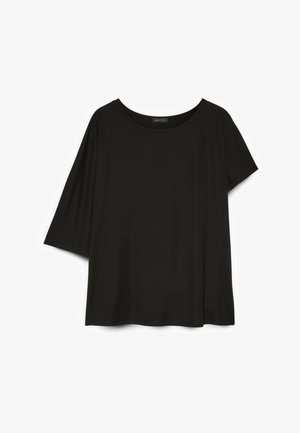 Schwarzes Kurzarmshirt mit rundem Ausschnitt und asymmetrischen Ärmeln, die auf der linken Seite etwas breiter sind, vor weißem Hintergrund dargestellt.