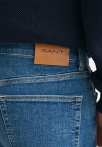 GANT EXTRA ACTIVE RECOVER - Jeans straight leg - mid blue broken in