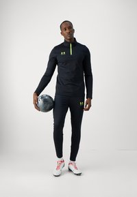 Under Armour CHALLENGER - Treniņtērpa apakšdaļas - black/high vis yellow