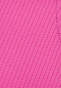 Fuchsia geripptes Gewebe mit vertikalen Streifen. Weiche Textur mit leichtem Glanz, gleichmäßig verteilte Muster.