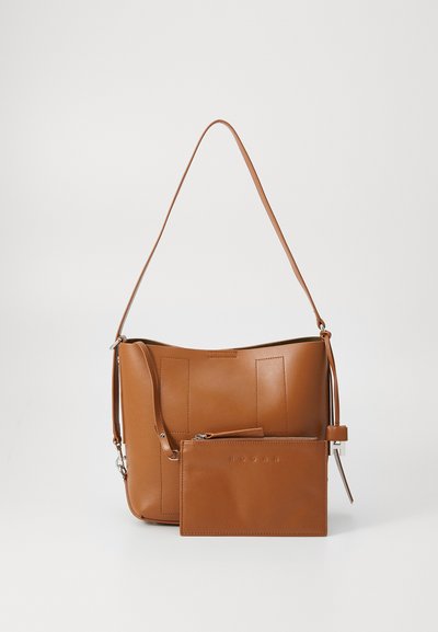 Sac à main en cuir marron avec une texture lisse, comprenant une poche avant et une pochette zippée, au design minimaliste et avec une bandoulière réglable.