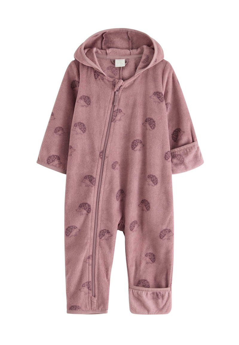 Plüschiger, pinker Fleece-Overall mit einem Reißverschluss vorne, langen Ärmeln und einer Kapuze. Mit kleinen Igelmustern durchzogen. Weiche Textur.