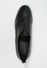 Czarne skórzane buty wsuwane o gładkim wykończeniu, zaokrąglonym nosku, elastycznych bocznych panelach i małej pętelce z tyłu ułatwiającej zakładanie.