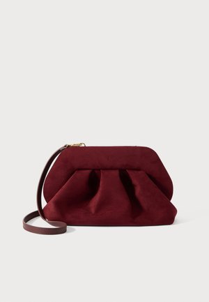 Clutch bag em camurça bordeaux com um design plissado, forma retangular e alça destacável. Apresenta detalhes em metal dourado no fecho.