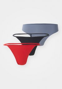 Kolme thongs-tyylisiä alushousuja sinisenä, mustana ja punaisena. Ne ovat ohuilla hihnoilla ja sileällä, joustavalla kankaan tekstuurilla. Ei näkyviä kuvioita.