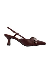 Scarpa slingback in pelle bordeaux con punta affusolata e una fibbia decorativa con occhielli; tacco medio a blocco; texture liscia.