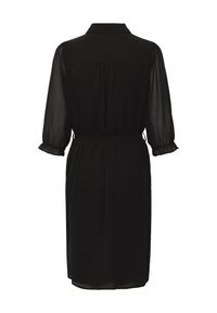 Čierne šaty s golierovým výstrihom, dlhými priesvitnými rukávmi, opaskom v páse a prestrihmi na chrbte, vyrobené z ľahkej tkaniny.