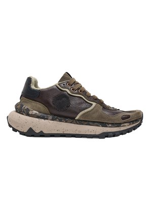 Vista lateral de una zapatilla marrón y verde oliva con suela beige gruesa con motas y banda de rodadura negra, con materiales mezclados de cuero y ante.