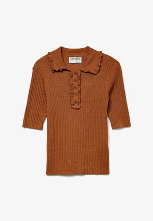 Maglietta a maniche corte in maglia marrone con collo arricciato e bottoni, etichettata "AWARE," stesa su sfondo bianco.