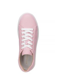 Sneaker in pelle rosa con finitura testurizzata, lacci bianchi e punta arrotondata. All'interno presenta una fodera beige con dettagli del marchio.