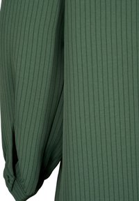 Zizzi WITH RUFFLE DETAILS - Dnevna haljina - cilantro stripe