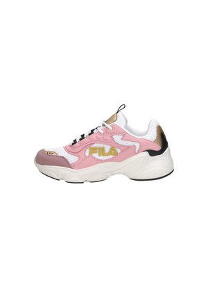 Baskets FILA blanches, roses et beiges avec une semelle épaisse, des accents noirs et un logo doré, vues de côté.