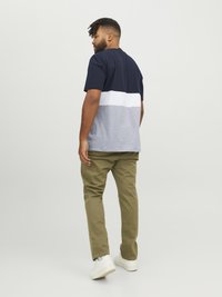Jack & Jones JJEREID BLOCKING TEE - Apdrukāts T-krekls - navy blazer