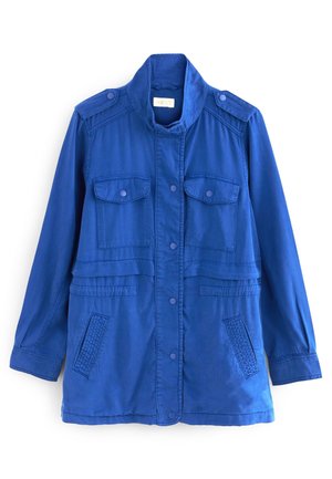 Veste utilitaire bleue à manches longues avec fermeture par boutons pression, deux poches à rabat sur la poitrine, deux poches frontales basses et épaulettes.
