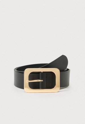 Cintura in pelle nera con fibbia rettangolare in metallo dorato e una texture liscia. Il design presenta un singolo ardiglione per la chiusura.