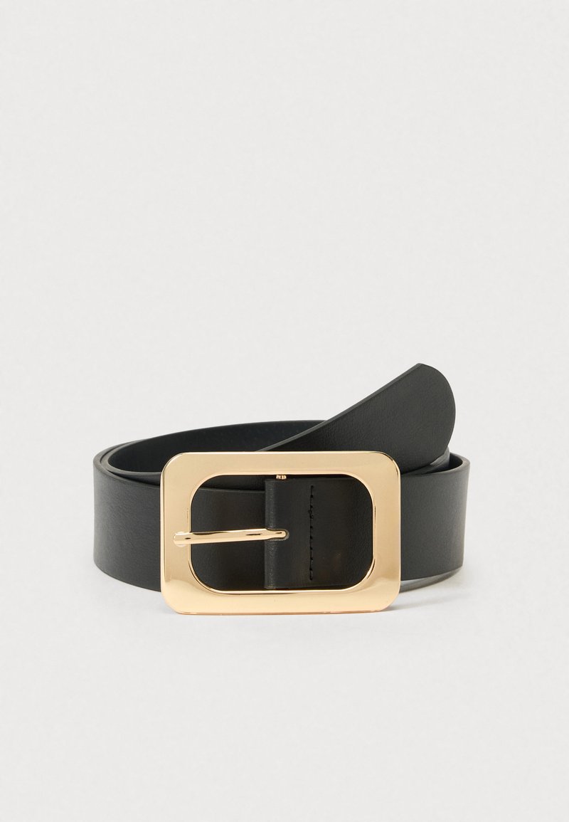 Cintura in pelle nera con fibbia rettangolare in metallo dorato e una texture liscia. Il design presenta un singolo ardiglione per la chiusura.