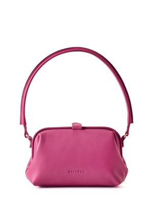 Borsa a tracolla in pelle rosa con design arrotondato, manico corto e chiusura a scatto. Texture liscia con marchio in rilievo sul davanti.
