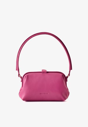 Różowa skórzana torebka o zaokrąglonym kształcie, z krótkim uchwytem i zapięciem na klamrę. Gładka tekstura z wytłoczonym logo z przodu.