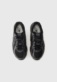 Schwarze Sport-Sneaker aus Mesh und synthetischem Material, mit einer gepolsterten Sohle, runder Zehenpartie und kontrastierender Markenlogo an der Seite.