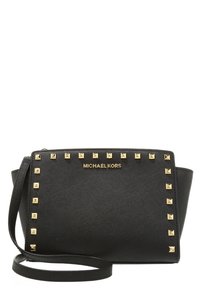 Borsa a tracolla in pelle nera con borchie a piramide lungo il bordo, caratterizzata da un logo dorato sul fronte. Include una tracolla, forma rigida.
