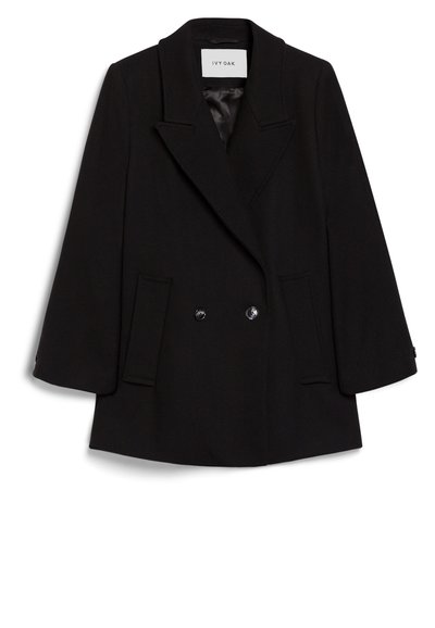 Cappotto nero doppiopetto con colletto a bavero, due tasche anteriori e una sottile texture, con bottoni neri rotondi.