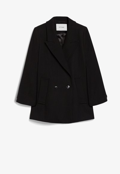 Cappotto nero doppiopetto con colletto a bavero, due tasche anteriori e una sottile texture, con bottoni neri rotondi.