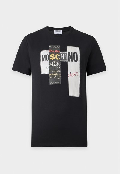 Μαύρο κοντομάνικο T-shirt με τρία ορθογώνια σχέδια στο μπροστινό μέρος, που παρουσιάζουν ανάμεικτο κείμενο και γραφικό σχέδιο σε λευκό, μαύρο, κίτρινο και κόκκινο χρώμα.