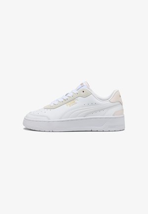 Baskets blanches avec un dessus en cuir lisse, des accents beige clair, des perforations, un col rembourré et une semelle en caoutchouc texturé. Détail de marque dorée.